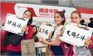  ??  ?? Le 3 novembre 2019, lors de la 38e Foire internatio­nale du livre d’Istanbul, en Turquie, plusieurs lectrices turques s’essayent à la calligraph­ie chinoise dans la zone d’exposition des livres de Chine.