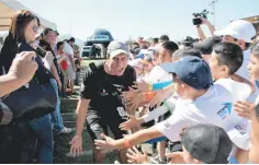  ??  ?? Alejandro Gámez selecciona­do nacional con algunos de los asistentes al Pro Day con los Mexican Pros.