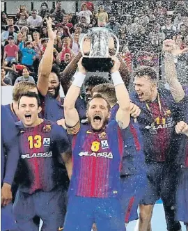  ?? FERNANDO ALVARADO / EFE ?? Víctor Tomàs elevando la Copa del Rey, ayer en el Madrid Arena