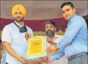  ?? HT PHOTO ?? Ambala deputy commission­er Vikram Yadav presenting a memento to Haryana sports minister Sandeep Singh (L) during opening ceremony of Khelo Haryana Games on Friday.