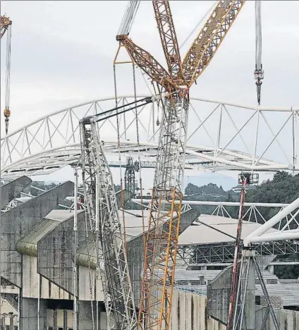  ?? FOTO: UNCITI ?? Izado de la cercha del lado este del estadio de Anoeta. La próxima semana se colocará la cuarta y última estructura