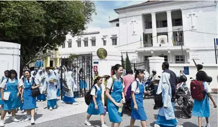  ??  ?? Esteemed institutio­n: Students exiting SMK Convent Light Street at the end of a school day.