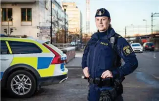  ??  ?? LIKA. Maria Waldö, 38, blev klar polis för några år sedan. ”Här sätter vi på oss den blå uniformen och så är alla lika. Jag har aldrig haft kollegor som inte vill jobba med tjejer.”