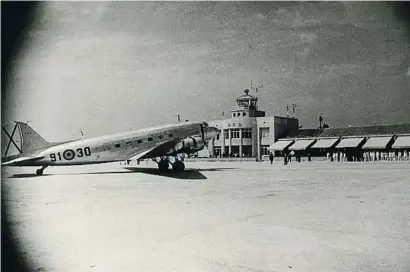  ?? PÉREZ DE ROZAS  A B ?? El DC-3 de l’exèrcit davant de la primera terminal de l’aeroport transoceàn­ic de Barcelona