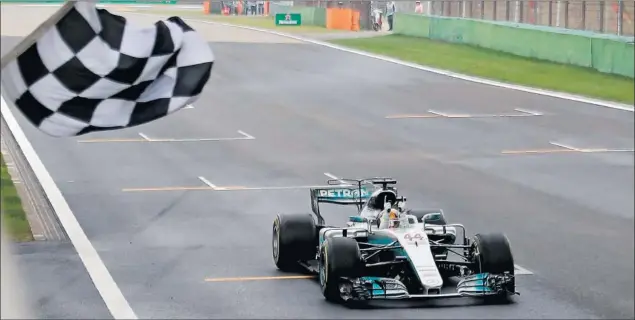  ??  ?? DOMINIO. Lewis Hamilton volvió a la victoria en China después de su segundo puesto de Australia. Segundo terminó Vettel y tercero fue Verstappen tras una gran remontada.