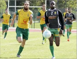  ??  ?? Les Mandolocie­ns (en jaune) ont été surpris peu avant l’heure de jeu par les Marseillai­s de la réserve de Consolat. (Photo Gilles Traverso)