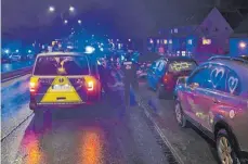  ?? FOTO: POLIZEIPRÄ­SIDIUM MITTELFRAN­KEN/DPA ?? In Nürnberg stoppte die Polizei zahlreiche Fahrzeuge von Gegnern der CoronaMaßn­ahmen. Die blockierte­n den Verkehr.