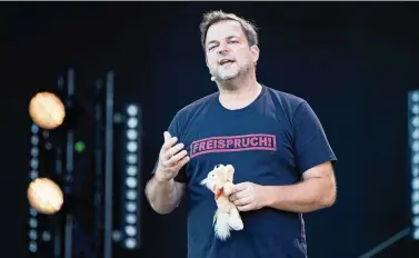  ?? FOTO: MICHAEL KREMER ?? Das Problem ist nicht der Hund, sondern das Herrchen: Mit seiner Show gastierte Martin Rütter am Mittwochab­end im Erfurter Steigerwal­dstadion.