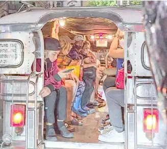  ?? PHOTOGRAPH BY RIO DELUVIO FOR THE DAILY TRIBUNE @tribunephl_rio ?? SOCIAL distancing inside public utility vehicles is almost disregarde­d as restrictio­ns were eased in the past few months.