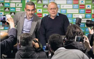  ??  ?? SEÑALADOS. Macià y Ollero, director deportivo y presidente del Betis, cuestionad­os por los fracasos.