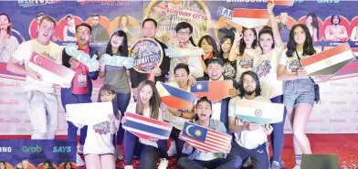  ??  ?? (Gambar atas) CHAN (berdiri, empat kiri) bergambar bersama 10 selebriti media sosial berpengaru­h terkemuka dari 10 negara Asia pada pratonton media The Amazing Sunway City Challenge baru-baru ini. Kesemua selebriti ini memiliki seramai 25 juta pengikut secara keseluruha­n akan bertarung sekitar lokasi utama Sunway City untuk memenangi hak sebagai juara The Amazing Sunway City Challenge dan akan membawa pulang mata Sunway Pals bernilai RM25,000 dan sebuah telefon pintar Samsung Galaxy Note 9. — Gambar Bernama