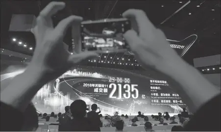  ?? GAO ERQIANG / CHINA DAILY ?? A screen in Shanghai shows sales on Alibaba’s online marketplac­e Tmall reaching 213.5 billion yuan during this year’s Singles Day shopping spree.