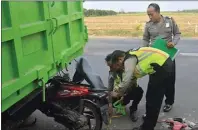  ?? EDI SUDRAJAT/JAWA POS ?? Jawa MASUK KOLONG: Petugas Polsek Prambon melakukan olah TKP kecelakaan di Jalan Wonoplinta­han kemarin.