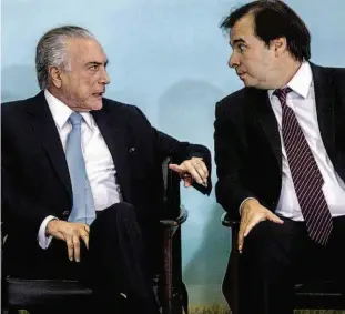  ?? Marlene Bergamo - 7.jun.2017/Folhapress ?? O presidente Michel Temer (PMDB) conversa com o presidente da Câmara, Rodrigo Maia (DEM-RJ), em evento no início de junho; eles jantaram ontem