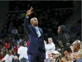  ?? PAUL SANCYA — THE ASSOCIATED PRESS ?? Former Pistons star Richard Hamilton waves to the crowd Sunday.