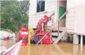  ??  ?? keselamata­n diberikan kepada penduduk terjejas banjir di Kg Inobong Penampang.