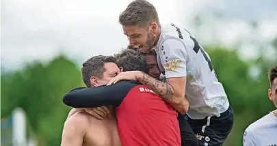  ?? Foto: Matthias Kost ?? Bautzener Jubel, der auch die Bischofswe­rdaer freut: Tom Hagemann (ohne Trikot) lässt sich feiern.