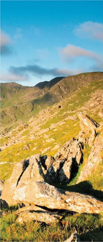  ?? STEWART SMITH / ALAMY ?? Dollywagon Pike's fantastic mess of coves and buttresses as seen from Birkhouse Moor. Fairfield edges in from the left.