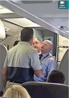  ??  ?? TonY Fierro es enfrentado por un asistente del vuelo