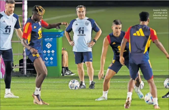  ?? ?? Joaquín Valdés, psicólogo de la Selección, en un entrenamie­nto.