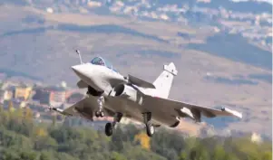  ??  ?? Les jetistes français sont venus en force aux Cerdanya Jets... Michel Moysan était de la partie avec ce gros Rafale au 1/5, motorisé par deux Merlin 200 XLB (2X20 kg de poussée). Kit Aviation Design.