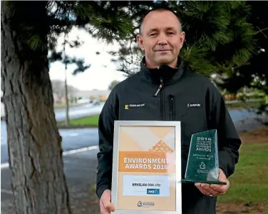  ?? KAVINDA HERATH/FAIRFAX NZ 632772139 ?? Ernslaw One aquacultur­e manager John Hollows won the commercial award at the Southland Community Environmen­t Awards.