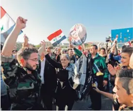  ?? AFP ?? Sirios partidario­s del régimen se congregaro­n ayer en la plaza Omeya, en Damasco, para respaldar al presidente Bashar al-Asad.