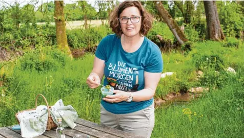  ?? Fotos: Uwe Krella ?? Sophie Bösel aus Ellgau verwendet viele Kräuter in der Küche und hat sich leckere Rezepte ausgedacht. In ihrem Korb zur Verkostung dabei hat sie Gläschen mit Pesto und Lö‰ wenzahn‰Gelee.