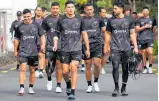  ?? Photo / Photosport ?? The Kiwis head to training for tonight’s test.