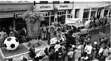  ?? ?? Eine Stadt lebt mit und für den Fußball: Rosenmonta­gszug 1986 durch Krefeld.