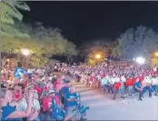  ?? ?? Panistas y priistas se congregaro­n anoche en el parque de la Mejorada por el debate. Hubo música y acturon comediante­s