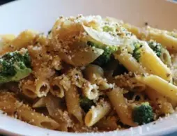  ??  ?? Free of tomato sauce, the signature penne Nova is a mix of humble garlic, onions, olive oil and toasted bread crumbs, with broccoli tossed in.