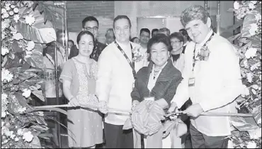  ??  ?? Tarlac City Vice Mayor Anne Belmonte, Sitel chief operating officer Craig Reines, PEZA Director General Lilia de Lima, and Sitel chairman and CEO Bert Quintana officially cutting the ribbon at Sitel Tarlac.