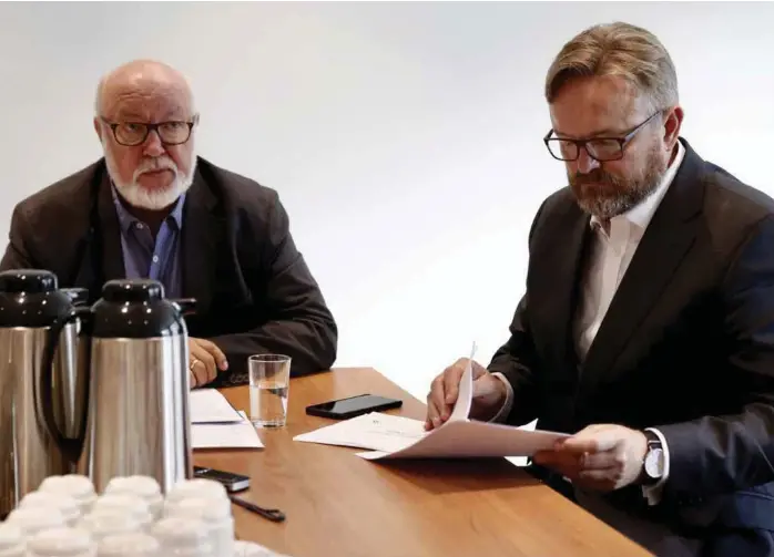  ??  ?? INFORMERER: Styreleder Finn Konow Jellestad og administre­rende direktør Ole Hope.