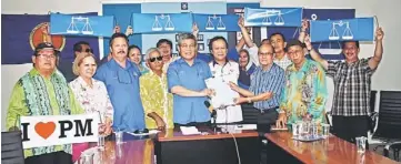  ??  ?? GROWING IN NUMBERS: Balang (fifth left, front row) receiving another 180 membership applicatio­ns from Ismail while Mashen (left) gestures. Also in the photo are Kijan (second left), Capt Zainuddin (third left), Paul (fifth left) and others. — Photo by...