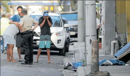  ??  ?? Familiares del fallecido, al ver su cuerpo tendido en la calzada, se quebraron en llanto y se preguntaba­n por qué le ocurrió eso.