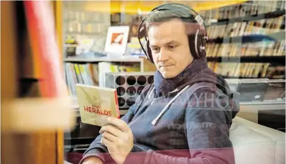  ?? BILD: SN/CHRISTIANL­EOPOLD ?? Andreas Vogl ist mit seiner MyHomeMusi­c Lounge einer der letzten „Dinosaurie­r“in der Branche – spezialisi­ert auf den Verkauf von ausgewählt­en CDs und DVDs.