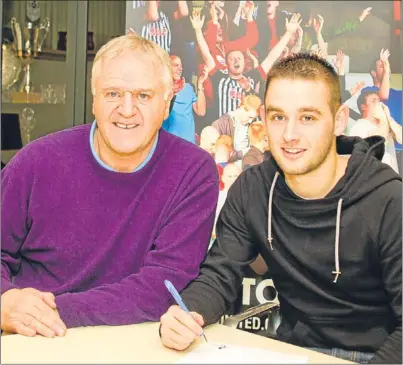  ?? Craig Brown. ?? Striker Ryan Wallace puts pen to paper on a new deal keeping him at East End Park until 2016.