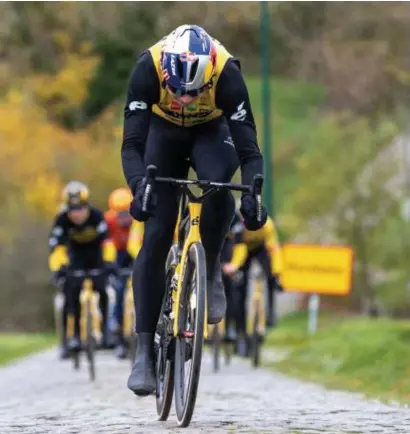  ?? FOTO PETER MALAISE ?? Wout van Aert verkende de afgelopen dagen de Vlaamse voorjaarsk­lassiekers, maar duikt in Antwerpen weer het veld in.