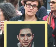  ?? JACQUES NADEAU LE DEVOIR ?? Une centaine de manifestan­ts ont démontré leur soutien à Raif Badawi vendredi soir à la station de métro Mont-Royal.