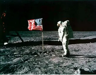  ??  ?? Мали корак за човека, али велики за човечанств­о: Пола века од слетања на Месец