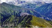  ??  ?? Le parc du Mercantour vu depuis le col d’Agnellino, dominant le petit village de Casterino, à plus de   mètres d’altitude. (Photo Franz Chavaroche)