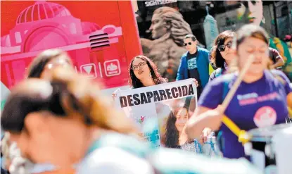  ?? REUTERS ?? Familiares de personas desapareci­das marcharon ayer del Zócalo al Senado.