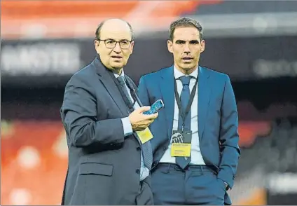  ?? FOTO: EFE ?? El presidente José Castro, con Fernando Navarro, miembro de la dirección deportiva del Sevilla que dirige Mionchi