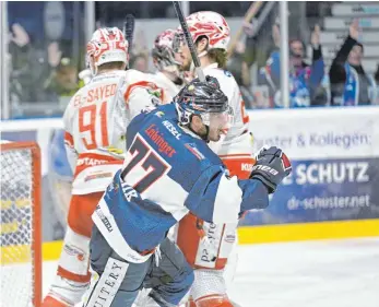  ?? FOTO: FELIX KÄSTLE ?? Robbie Czarnik (vo.) spielt auch in der kommenden Saison für die Ravensburg Towerstars.