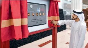  ?? Wam ?? Sheikh Hamdan unveils a five-star plaque at a customer happiness centre on Tuesday. —