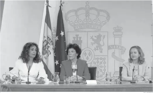  ?? BALLESTERO­S ?? María Jesús Montero, Isabel Celaá y Nadia Calviño, ayer, durante la rueda de prensa posterior al Consejo de Ministros en el Palacio de La Moncloa.