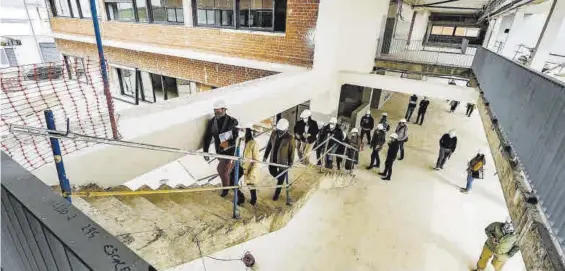  ??  ?? La consejera de Educación, el alcalde, otras autoridade­s y responsabl­es de la obra, ayer en la visita al nuevo colegio de Cerro Gordo, aún en ejecución.