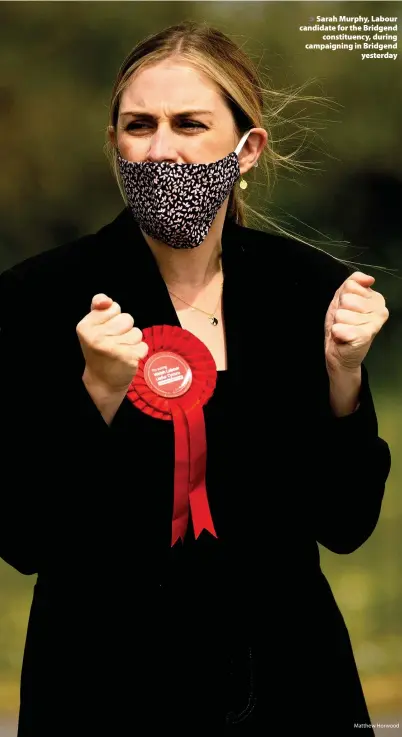  ?? Matthew Horwood ?? > Sarah Murphy, Labour candidate for the Bridgend constituen­cy, during campaignin­g in Bridgend yesterday