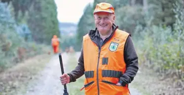  ?? [SANDRA ALONSO] ?? Antonio del
Río, secretario general de la Federación Galega de Caza en A Coruña, el pasado sábado durante una cacería de corzo en la parroquia de Beán (Ordes): no lograron abatir la única pieza, un un macho, que estaban autorizado­s a cazar